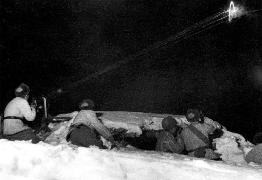  ↑1950年12月，在朝鮮長津湖，中國人民志愿軍第27軍連隊機槍手向美軍陣地射擊。新華社發(fā)（張崇岫 攝）