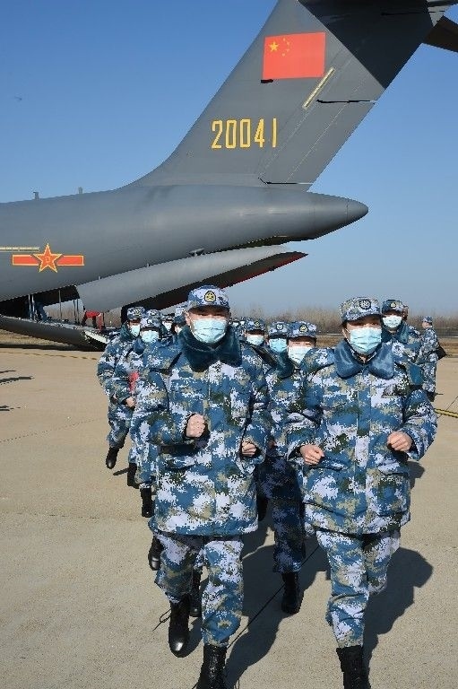 ↑2020年2月17日，一批軍隊支援湖北醫(yī)療隊員抵達武漢天河機場。新華社記者 黎云 攝