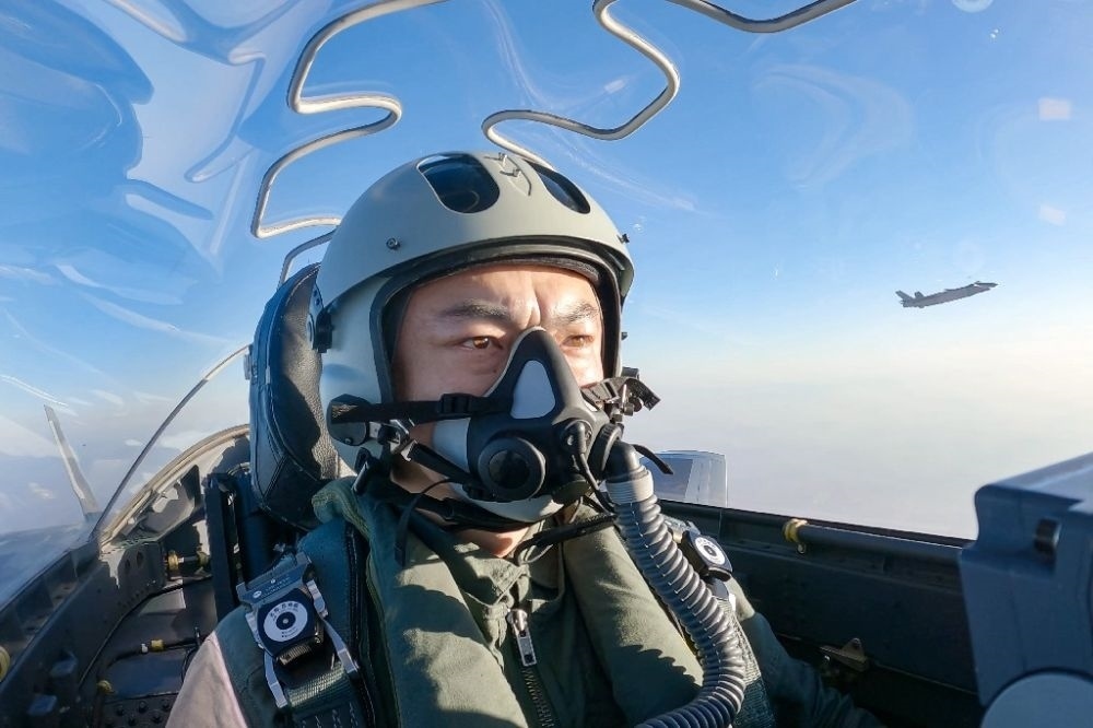 ↑全國人大代表、“強軍先鋒飛行大隊”大隊長高中強進行編隊飛行訓(xùn)練（2023年2月9日攝）。新華社發(fā)（姜皓元 攝）