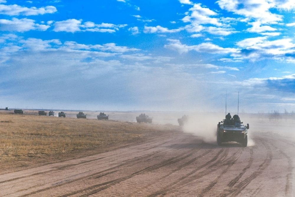 ↑陸軍第81集團軍某旅“松骨峰特功連”隨所在營進行長途機動（2022年4月12日攝）。新華社發(fā)（李乃超 攝）