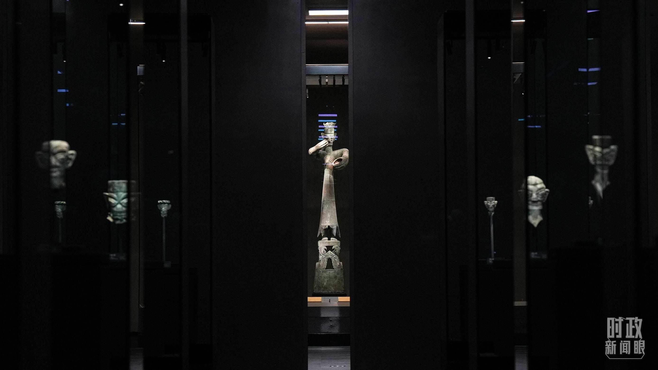 △三星堆出土的青銅大立人像。（總臺國廣記者李晉拍攝）