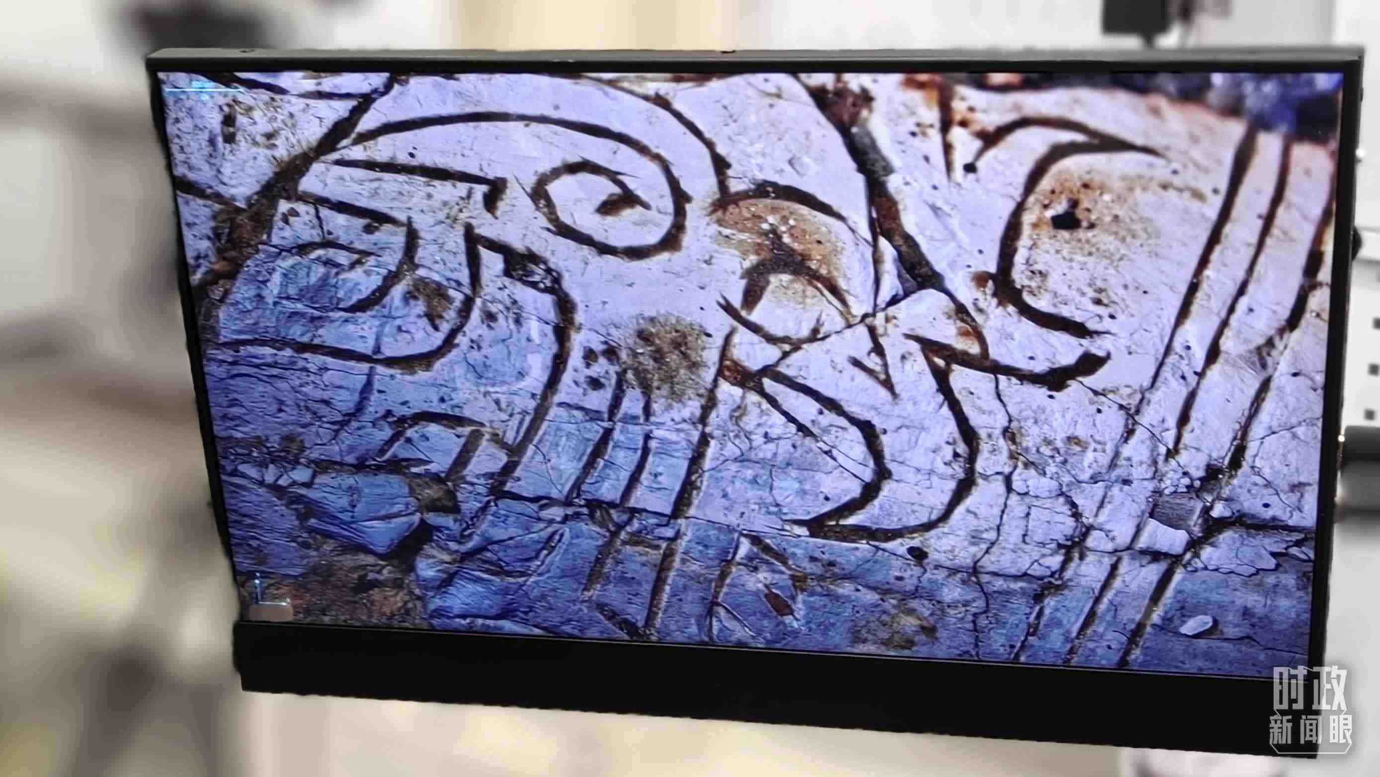 △顯微鏡下，三星堆文物的紋路清晰可見。（總臺央視記者王萌萌拍攝）