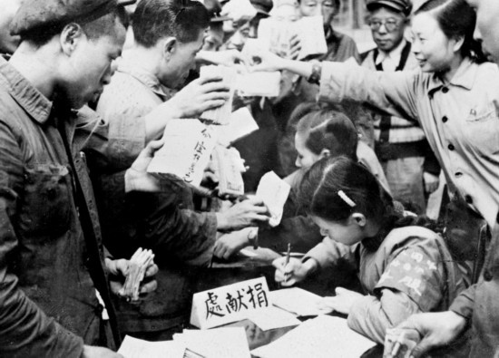 全國(guó)各地工商界踴躍捐獻(xiàn)款項(xiàng)，支援志愿軍。這是重慶市工商業(yè)者捐獻(xiàn)的情形。新華社發(fā)（資料照片）