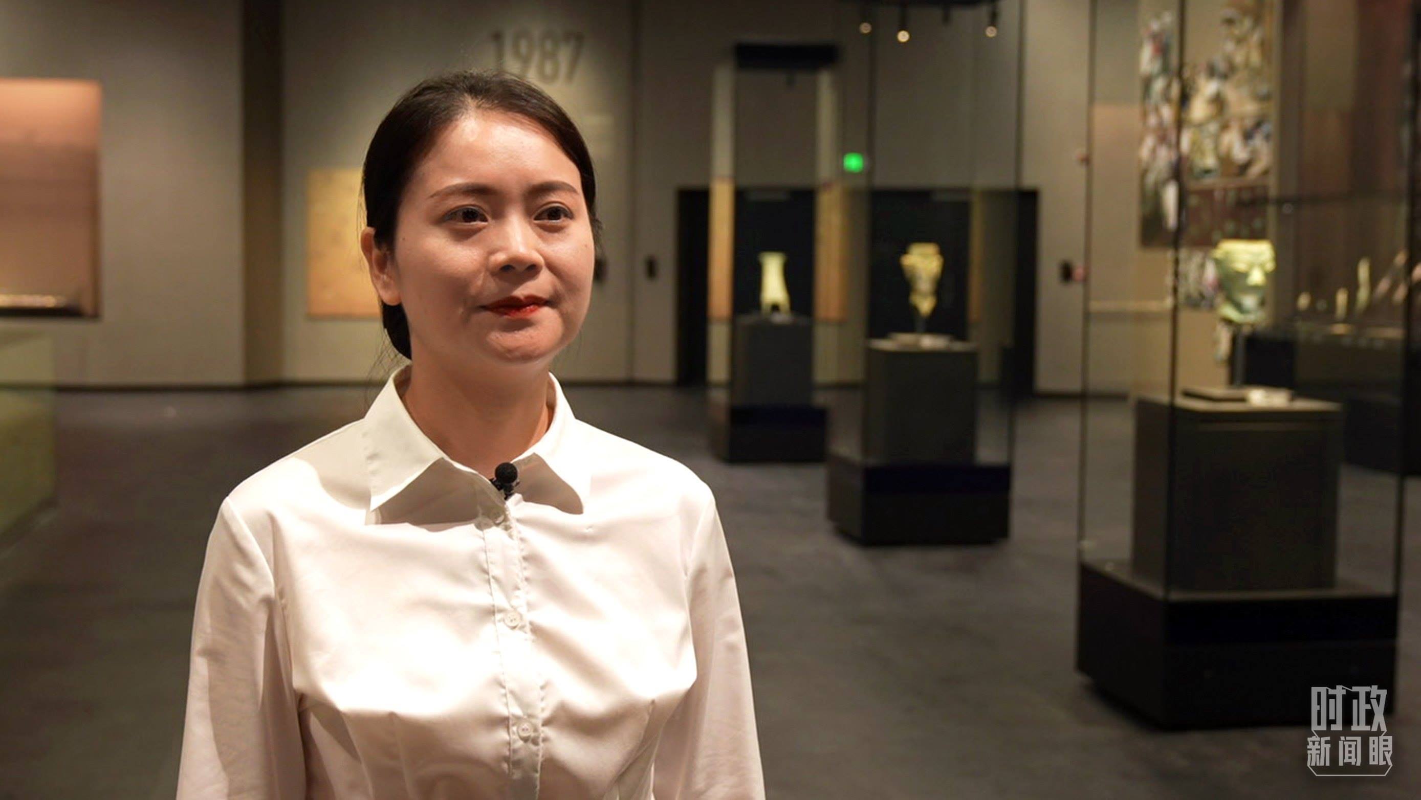 △當(dāng)天現(xiàn)場負(fù)責(zé)講解的三星堆博物館公眾服務(wù)部程靜。（總臺央廣記者馬喆拍攝）