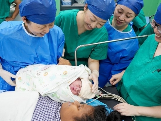中國(guó)海軍“和平方舟”號(hào)醫(yī)院船在基里巴斯為29歲的塔拉瓦居民德阿瑞接生了一名“和平寶寶”（2023年7月16日攝）。新華社發(fā)（劉偉 攝）