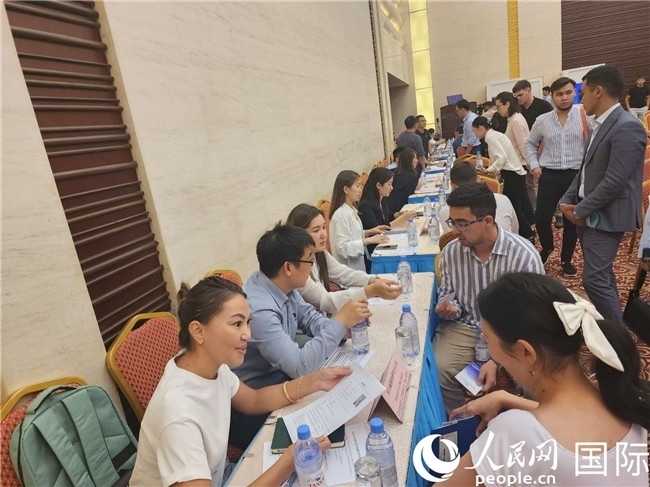 圖為中企代表與哈留華畢業(yè)生現(xiàn)場(chǎng)交流。人民網(wǎng)記者 李強(qiáng)攝