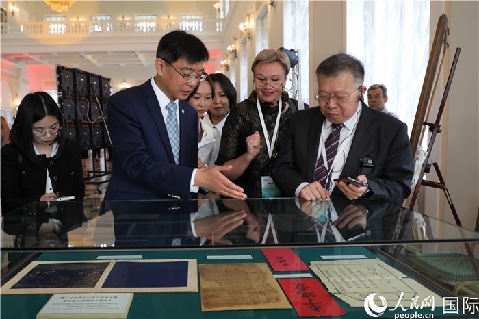 中俄圖書館論壇嘉賓共同參觀由俄羅斯國立列寧圖書館舉辦的館藏中國古籍善本圖書展。人民網(wǎng)記者 隋鑫攝）
