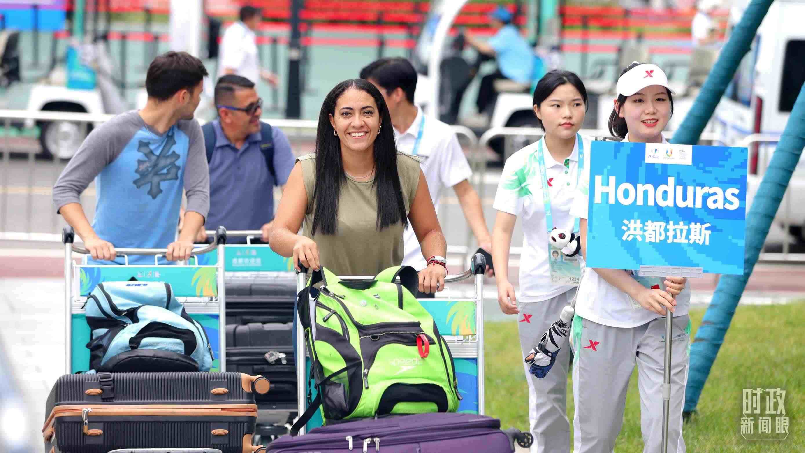 各國代表團成員相繼抵達成都大運村。（總臺央視記者魏幫軍拍攝）