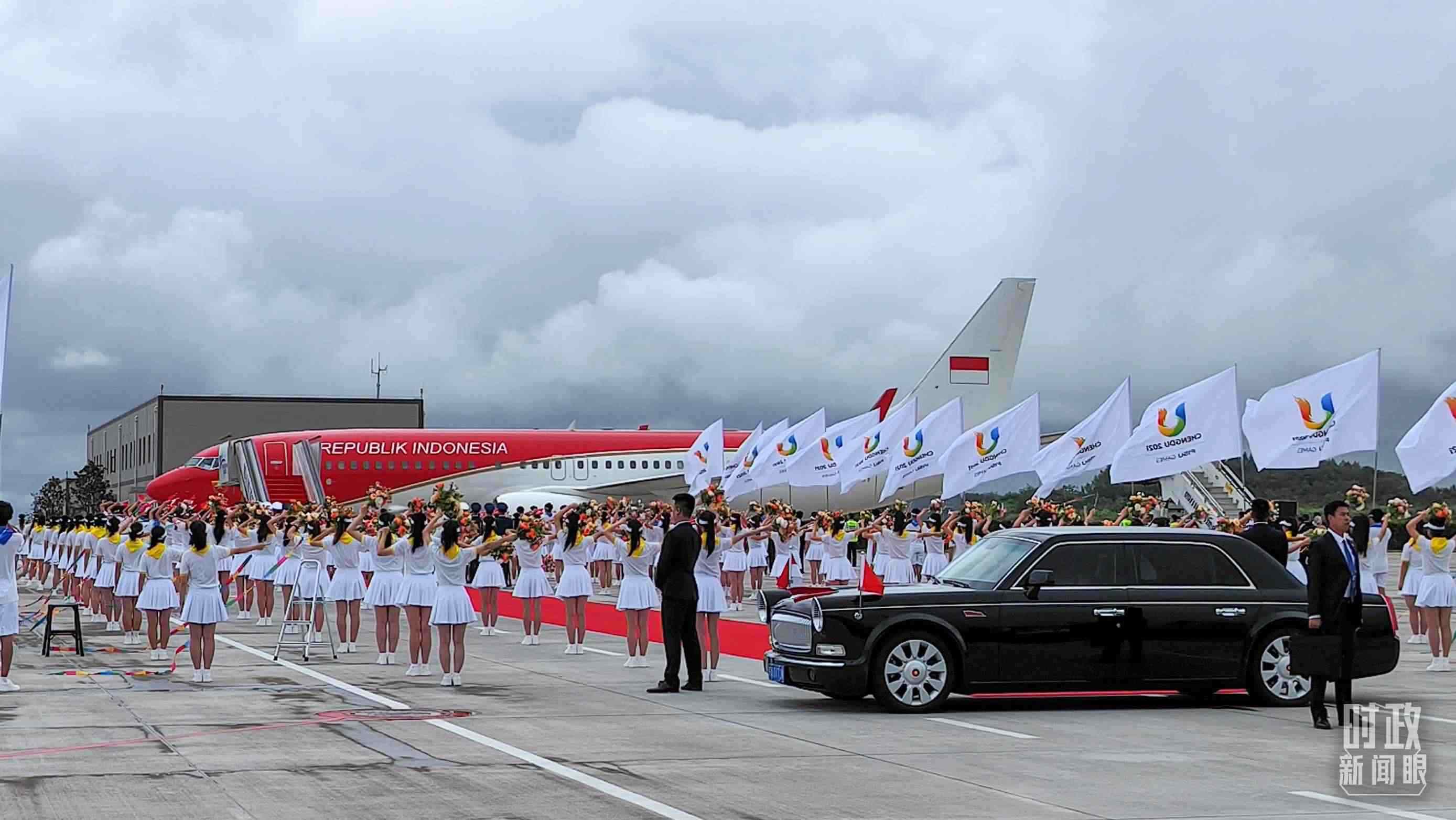 7月27日下午，印尼總統(tǒng)佐科抵達成都。（總臺央視記者王子杭拍攝）