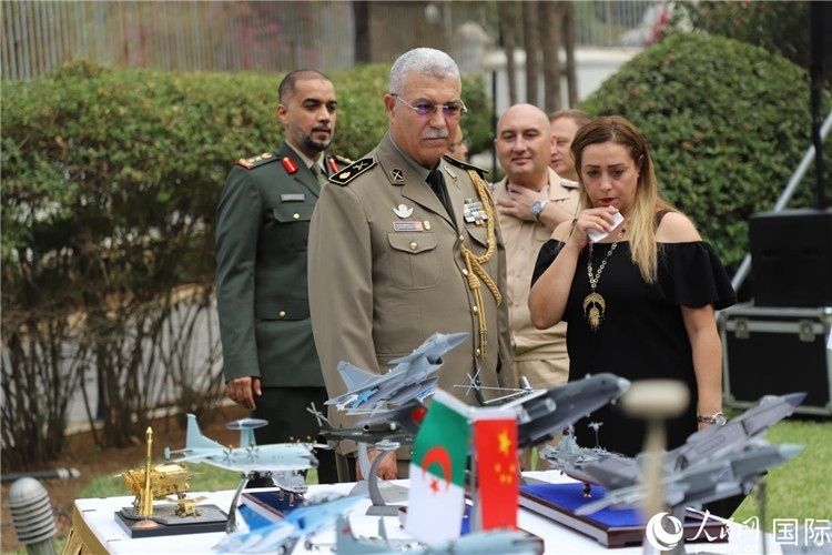 圖為與會(huì)嘉賓參觀招待會(huì)設(shè)置的武器裝備模型展臺(tái)。人民網(wǎng)記者 王傳寶攝