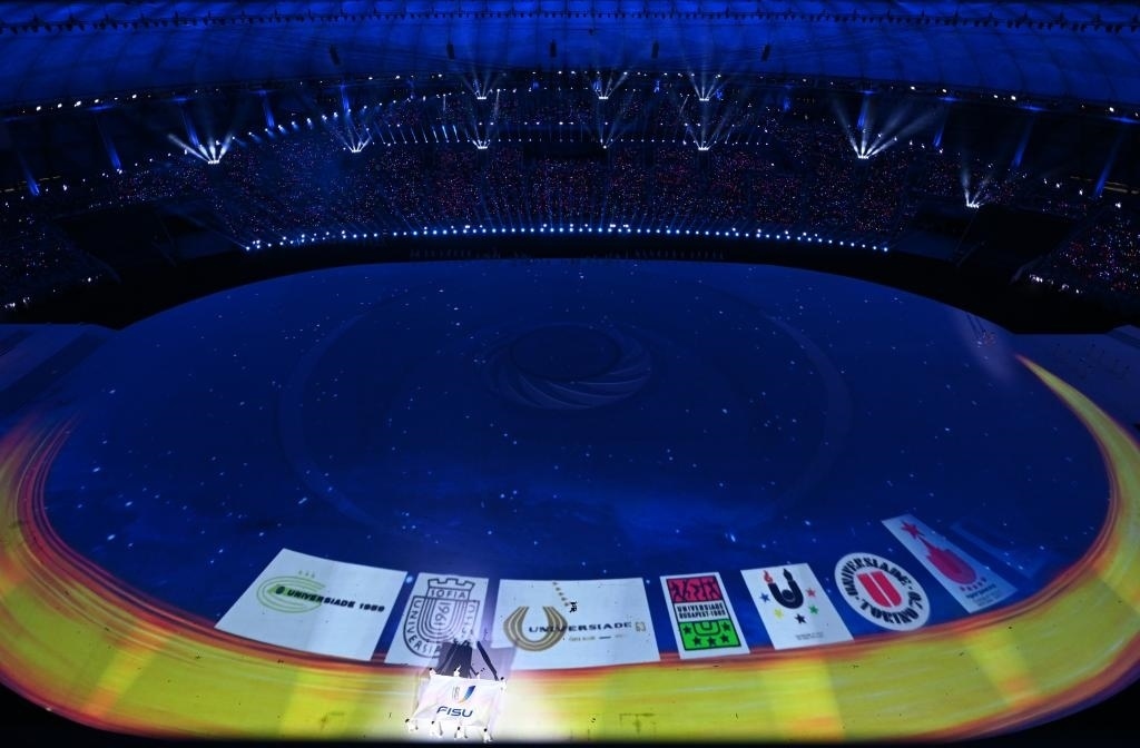 7月28日，國際大學(xué)生體育聯(lián)合會會旗在開幕式上入場。新華社記者劉磊攝