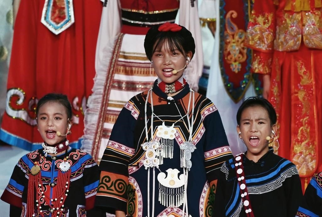 7月28日，吉好有果（中）在開幕式上表演。新華社記者陳澤國攝