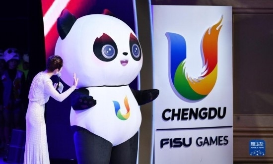 7月29日，成都大運(yùn)會吉祥物“蓉寶”在聯(lián)歡會現(xiàn)場。新華社記者 張端 攝