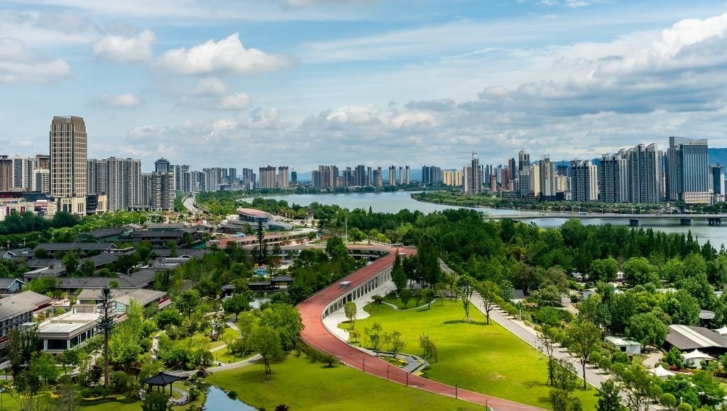 4月30日拍攝的天漢濕地公園景色。新華社發(fā)（李偉 攝）