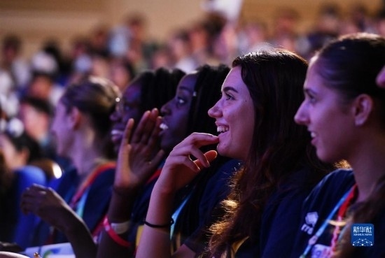 7月29日，外國運(yùn)動員在聯(lián)歡會現(xiàn)場觀看節(jié)目。新華社記者 張端 攝