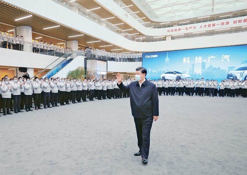 2023年4月10日至13日，中共中央總書(shū)記、國(guó)家主席、中央軍委主席習(xí)近平在廣東考察。這是12日下午，習(xí)近平在廣汽研究院向職工們揮手致意。 新華社記者 鞠鵬/攝