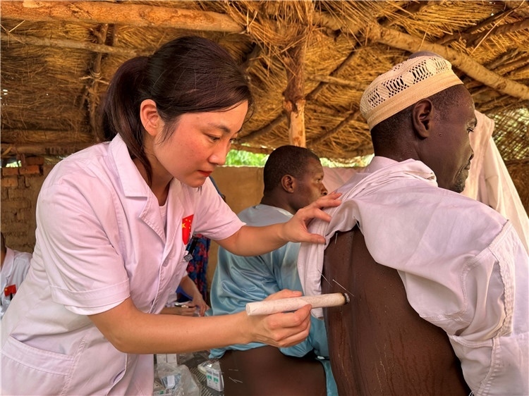 圖為吉安市中心人民醫(yī)院中醫(yī)科副主任醫(yī)師王李妮為患者進行針灸治療。中國駐乍得醫(yī)療隊提供