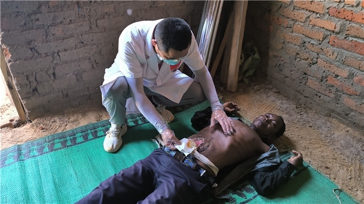 圖為南昌大學第二附屬醫(yī)院胃腸外科主治醫(yī)師周智勇檢查切口疝患者。中國駐乍得醫(yī)療隊供圖