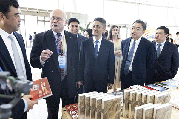 與會(huì)嘉賓參觀主題書(shū)展。人民畫(huà)報(bào)社供圖