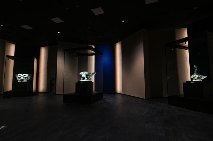 7月26日在三星堆博物館新館拍攝的展品。新華社記者 王曦 攝