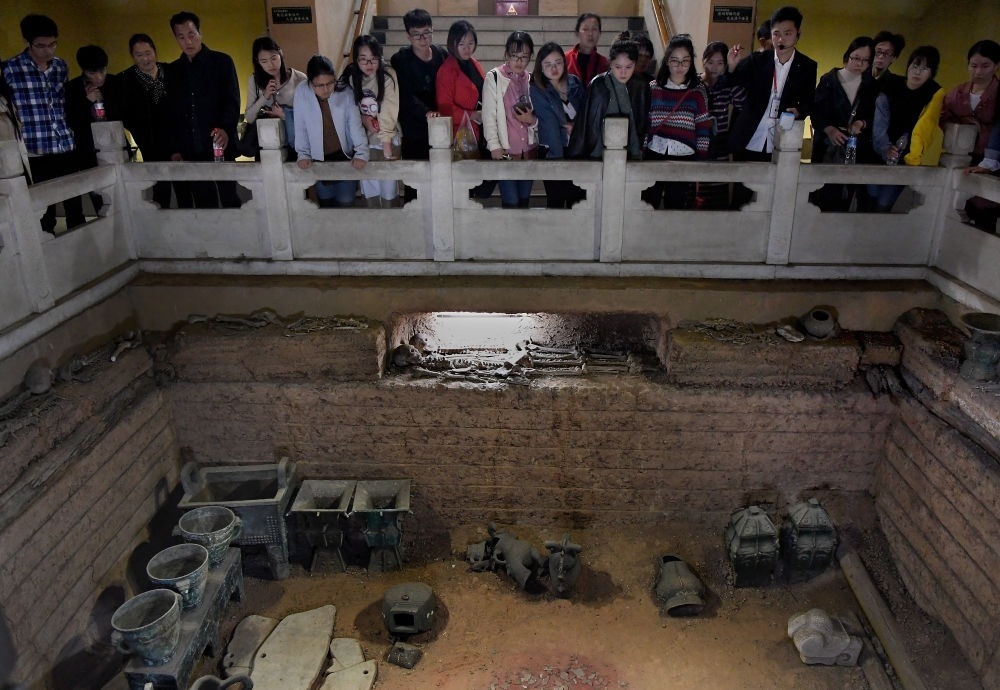 游客在河南安陽殷墟宮殿宗廟遺址內(nèi)的婦好墓參觀（2018年10月12日攝）。新華社記者 李安 攝