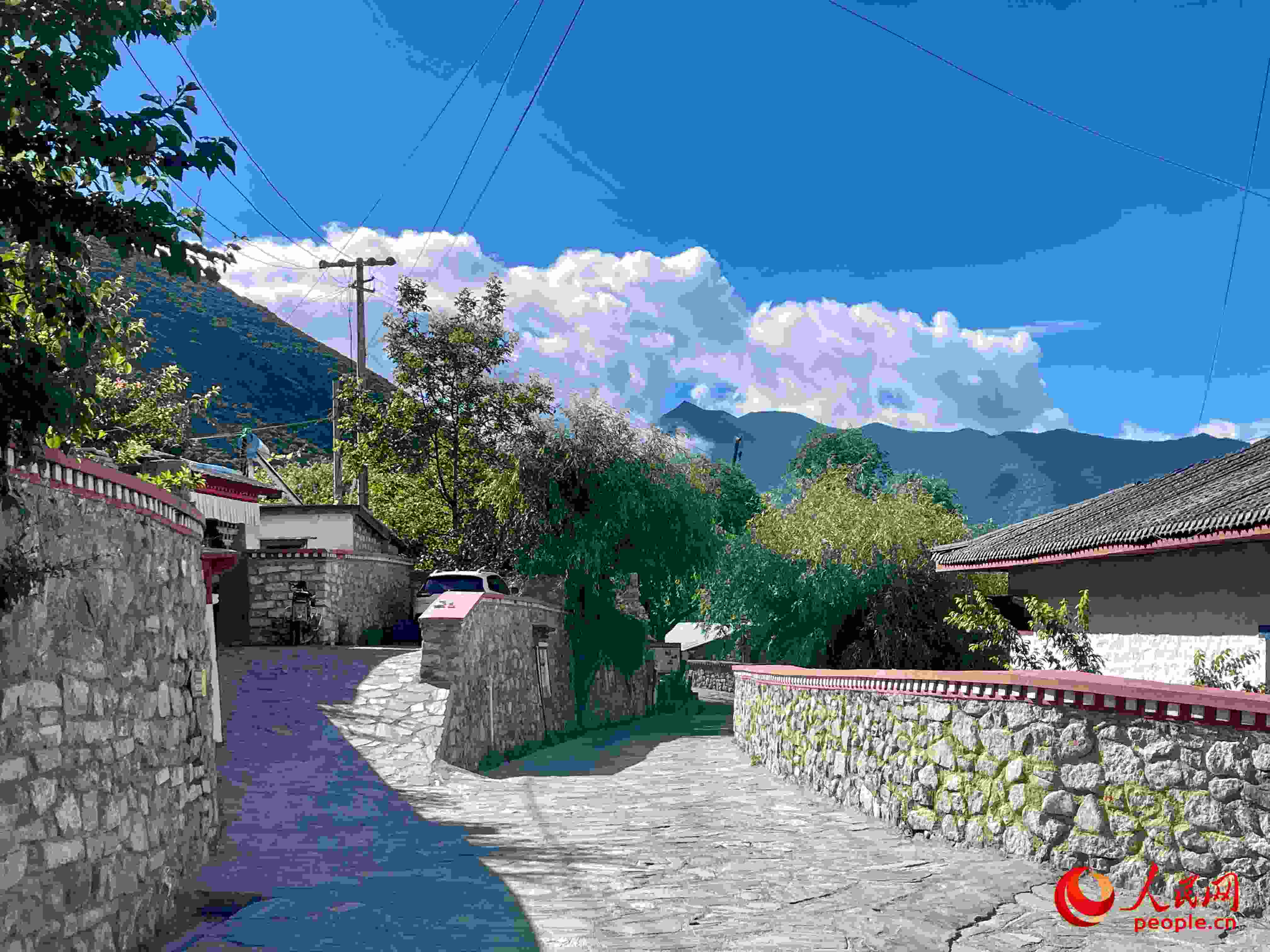 嘎拉村的村貌。人民網(wǎng) 周靜圓攝