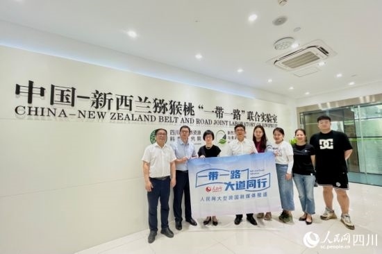 采訪團(tuán)走進(jìn)中國-新西蘭獼猴桃“一帶一路”聯(lián)合實(shí)驗(yàn)室。人民網(wǎng)記者 朱虹攝