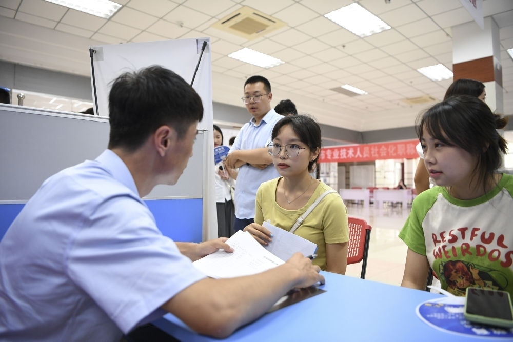 2023年7月29日，“揚就業(yè)之帆，啟夢想之旅”2023年寧夏（銀川）離校未就業(yè)高校畢業(yè)生招聘會在寧夏（銀川）人力資源服務產(chǎn)業(yè)園舉行。求職者（右）在招聘會現(xiàn)場與用人單位交流。新華社記者 馮開華 攝