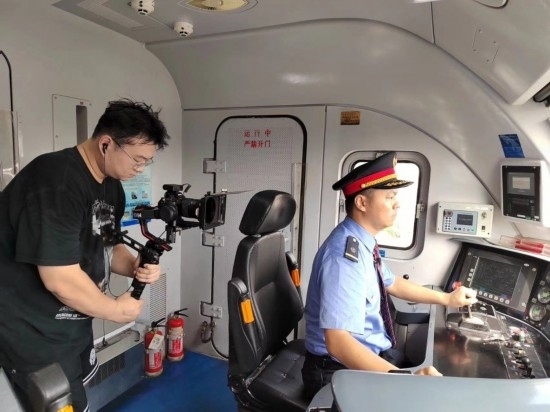 記者采訪中歐班列（成都）首發(fā)司機(jī)仲俊斕。成都機(jī)務(wù)段供圖