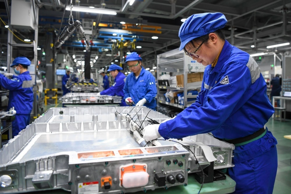 在位于江蘇常州溧陽的上汽時代動力電池系統(tǒng)有限公司，工人在車間進行電池生產(chǎn)（2023年2月16日攝）。常州市擁有鋰電池電芯及配套生產(chǎn)企業(yè)120余家，動力電池產(chǎn)業(yè)2022年實現(xiàn)產(chǎn)值超1700億元。新華社記者 李博 攝
