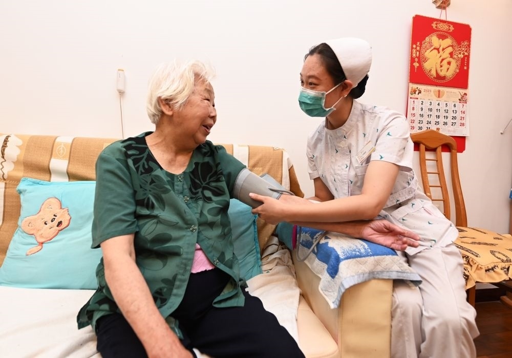 河北廊坊三河市燕達金色年華健康養(yǎng)護中心醫(yī)務人員為入住老人測量血壓（2023年7月20日攝）。新華社記者 朱旭東 攝