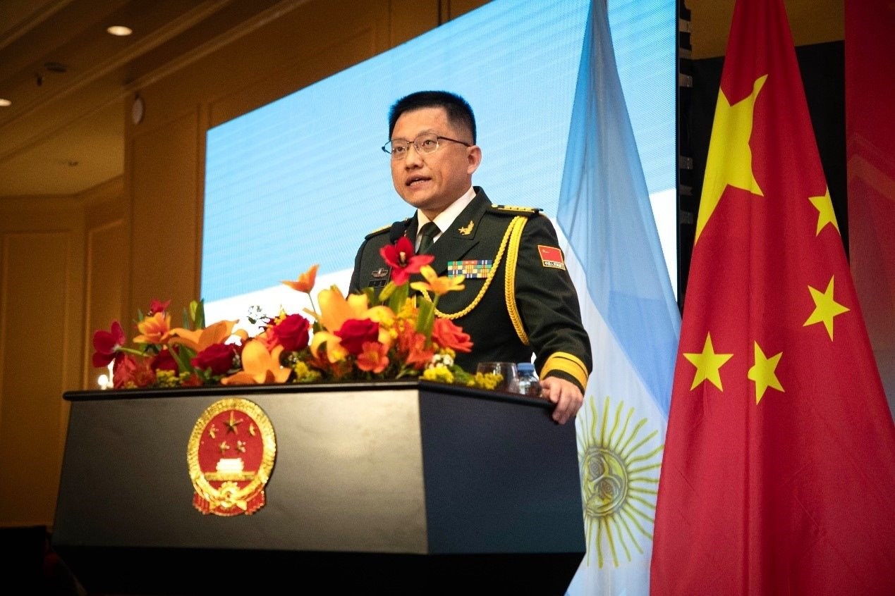 中國(guó)駐阿根廷大使館武官劉淼大校致辭。中國(guó)駐阿根廷大使館供圖