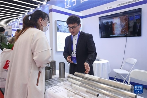 4月8日，參展商在2023中國中小企業(yè)發(fā)展大會“專精特新”中小企業(yè)展覽會上向觀眾介紹產(chǎn)品。新華社記者 龍雷 攝