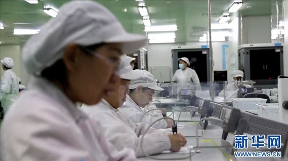 工人在大連達(dá)利凱普科技股份公司生產(chǎn)車間工作。新華網(wǎng)發(fā)