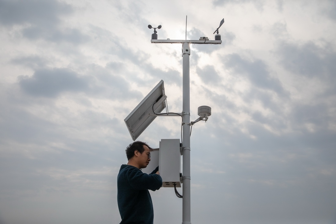 在北大荒集團(tuán)閆家崗農(nóng)場(chǎng)有限公司農(nóng)業(yè)現(xiàn)代化示范區(qū)，工作人員在調(diào)試氣象設(shè)備（4月27日攝）。新華社記者 張濤 攝