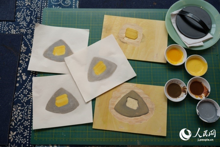 圖為丁未堂創(chuàng)作的木版畫及木版。人民網(wǎng)記者 張若涵攝