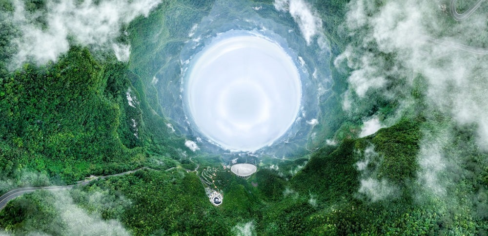 6月22日拍攝的“中國(guó)天眼”全景（維護(hù)保養(yǎng)期間拍攝，無人機(jī)全景拼接照片）。新華社記者 歐東衢 攝