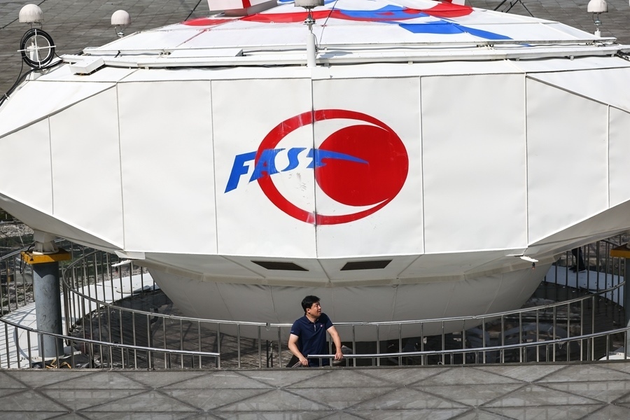 2022年8月25日，F(xiàn)AST運(yùn)行和發(fā)展中心常務(wù)副主任、總工程師姜鵬在饋源艙前（維護(hù)保養(yǎng)期間拍攝）。新華社記者 歐東衢 攝