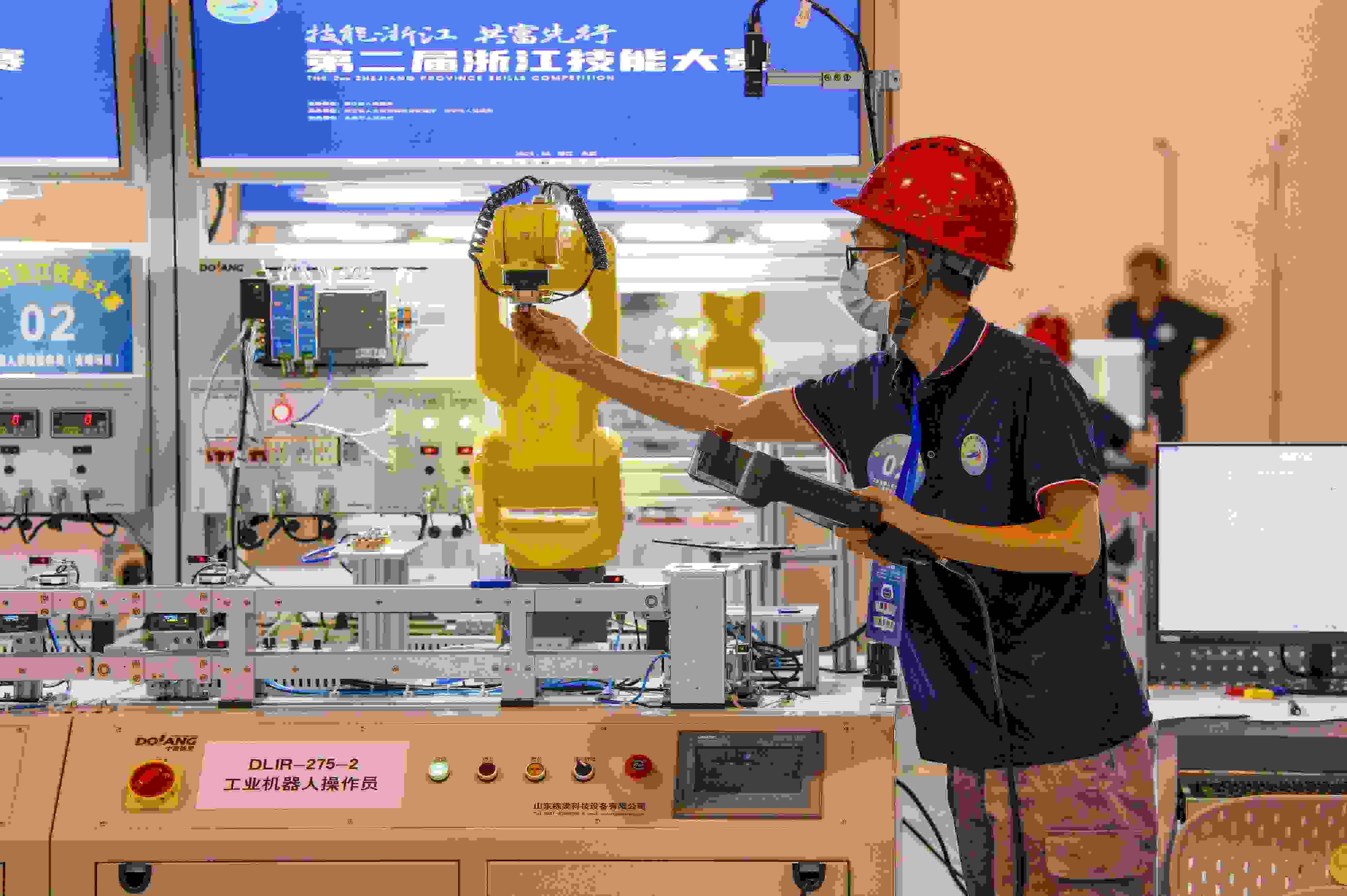 2023年6月19日，第二屆浙江技能大賽在永康市國(guó)際會(huì)展中心舉行。參賽選手在進(jìn)行工業(yè)機(jī)器人系統(tǒng)操作員項(xiàng)目比賽。