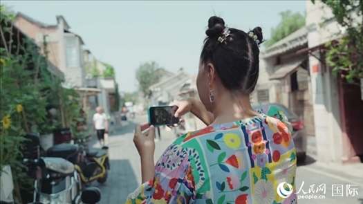 柳芭在胡同里采風。人民網 張若涵攝