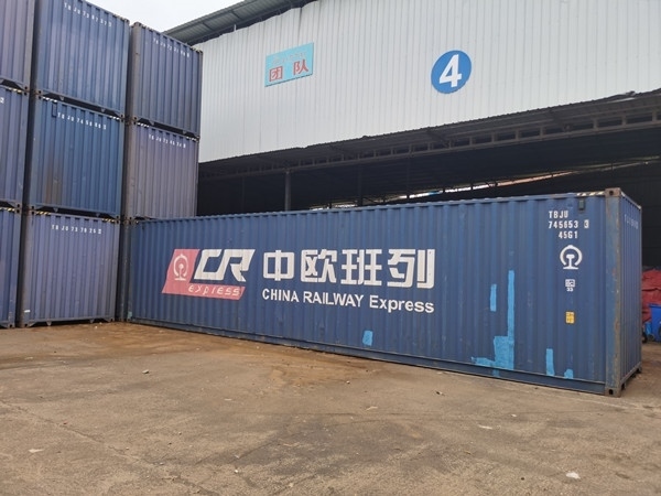 即將以“中老鐵路+中歐班列”模式過境運輸?shù)募b箱。朱益孝攝