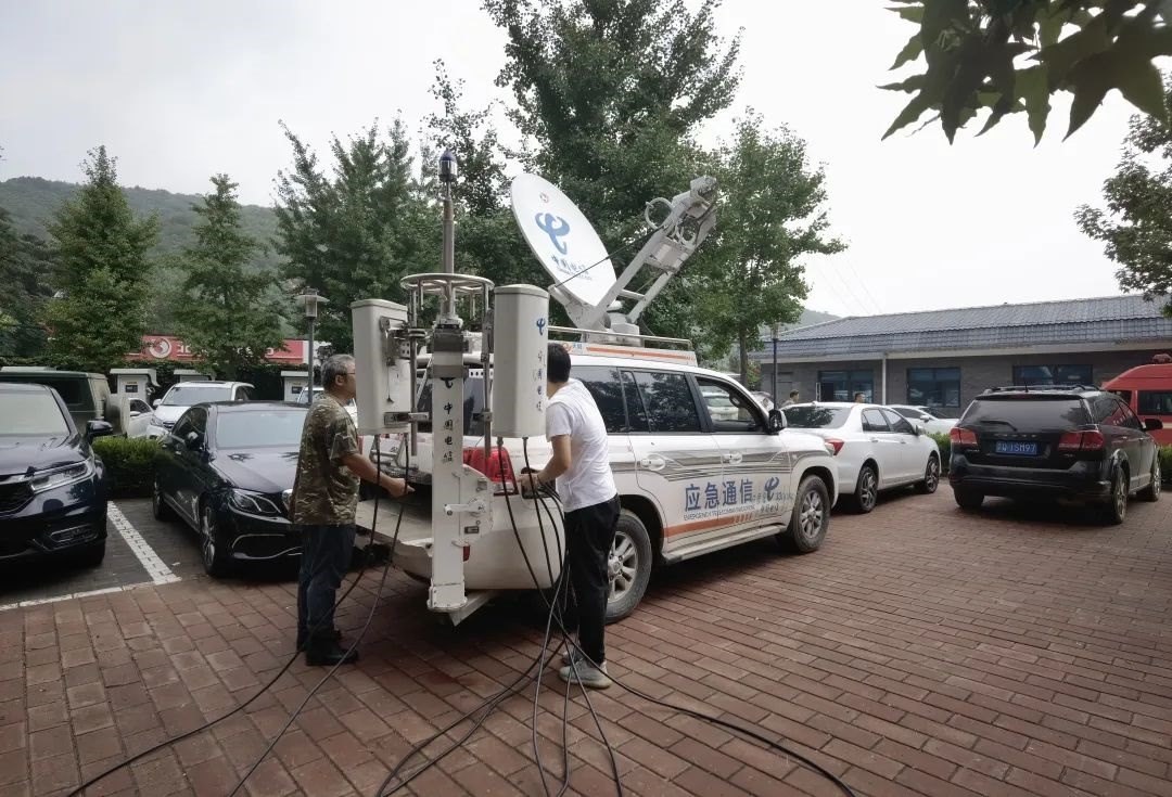 工作人員正在進行通信搶修。 受訪者供圖