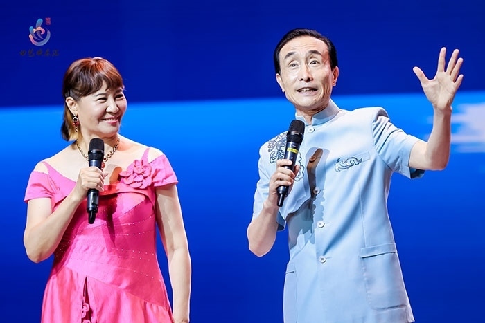 小品表演藝術(shù)家鞏漢林、金珠在演出現(xiàn)場(chǎng)。主辦方供圖