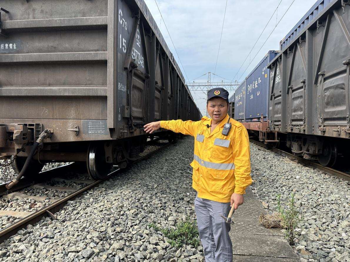 劉偉在向記者介紹檢車注意事項(xiàng)。人民網(wǎng) 王紹紹攝