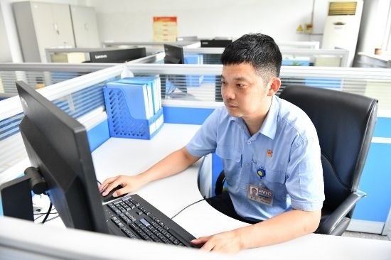 工作中的康凱。航空工業(yè)沈飛供圖