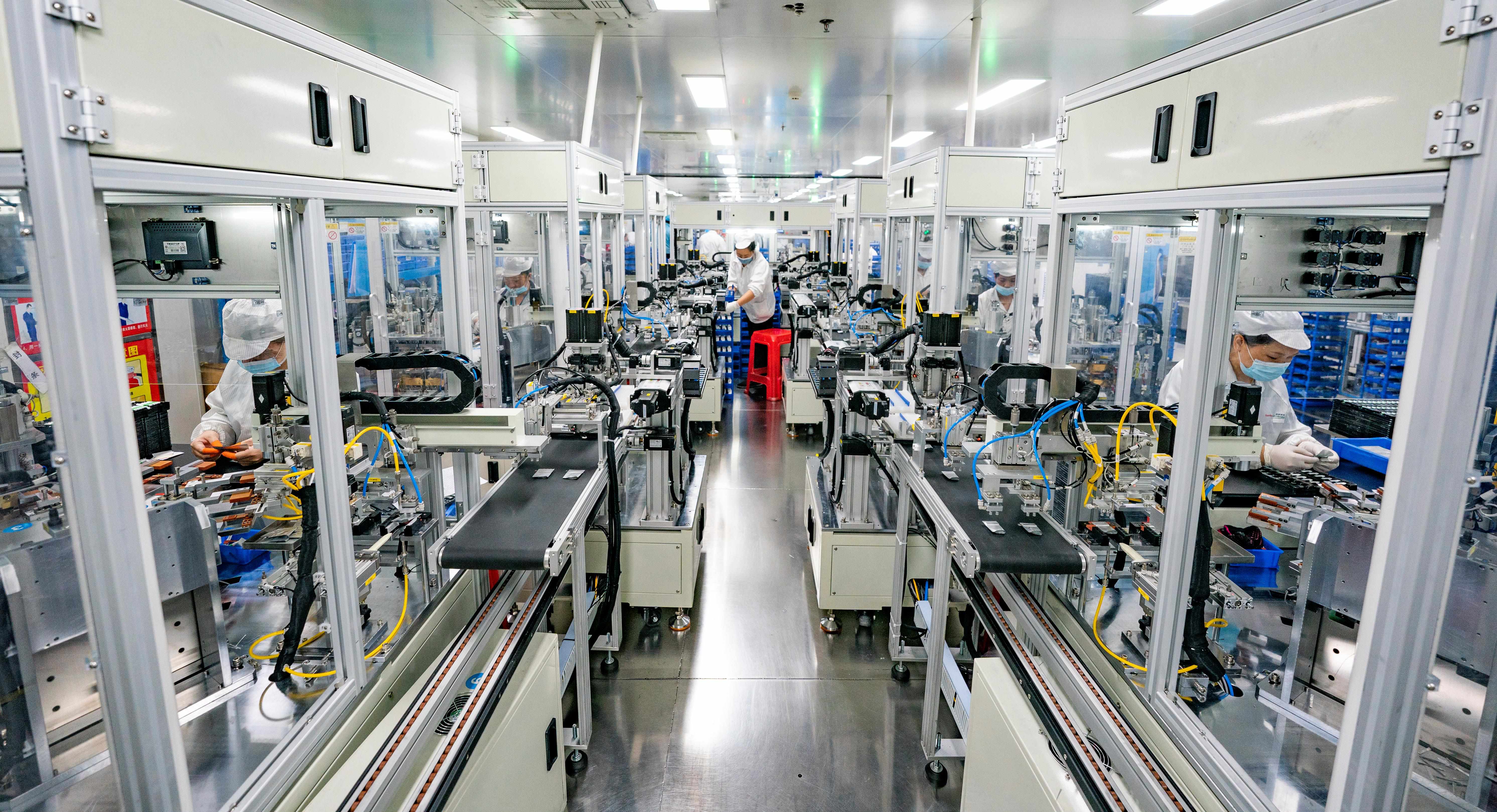 2023年5月17日，江西新余一家電子公司生產(chǎn)車間內(nèi)，技術(shù)工人在鋰電池生產(chǎn)線忙于趕制訂單產(chǎn)品。