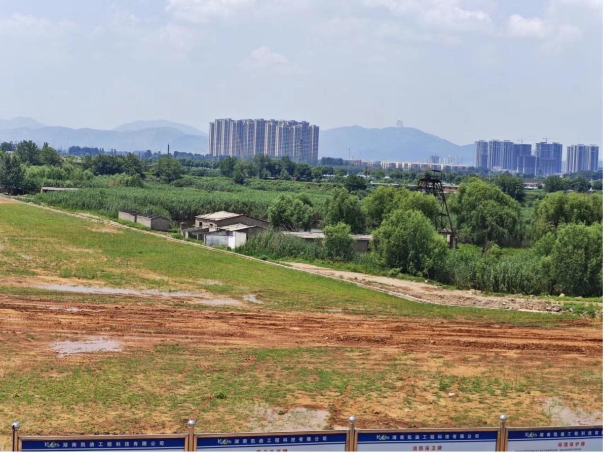 完全淹沒區(qū)（左）和部分淹沒區(qū)（右）分界。 人民網(wǎng)記者 黃鈺攝