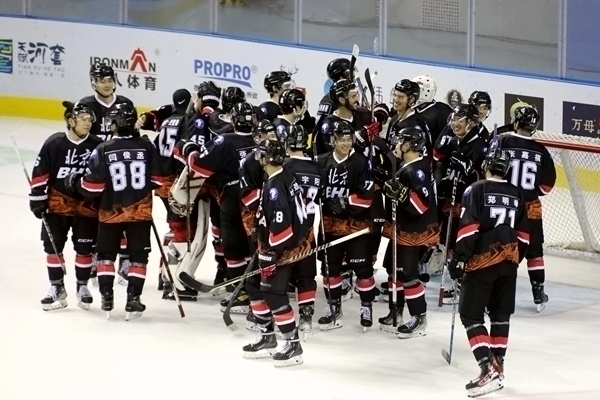 北京隊(duì)?wèi)c祝奪冠。人民網(wǎng)記者 胡雪蓉?cái)z