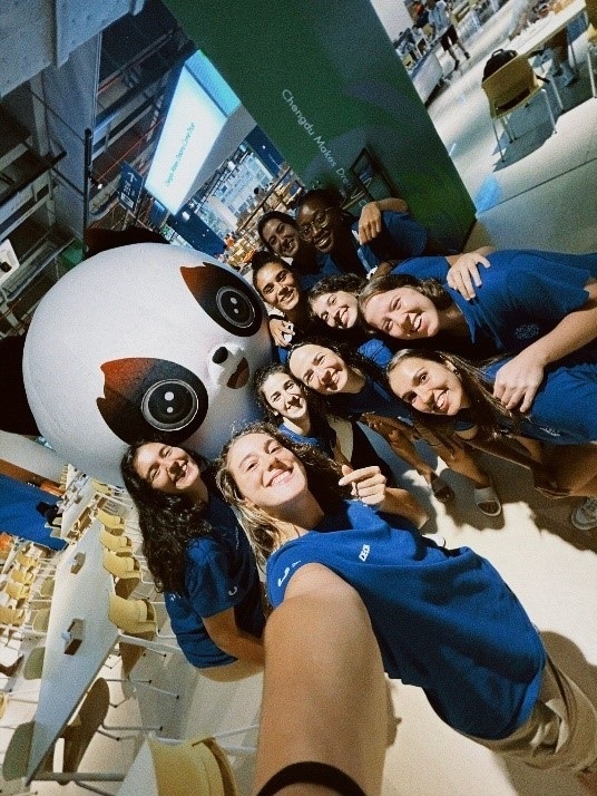 葡萄牙女籃隊(duì)員在成都大運(yùn)村自拍。 受訪者供圖