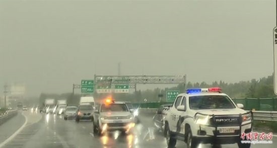8月2日，京港澳高速，高速交警涿州大隊(duì)警車帶道引導(dǎo)救援物資車隊(duì)進(jìn)入涿州災(zāi)區(qū)。